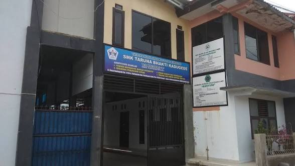 Gerbang SMK Taruna Bhakti Kadugede